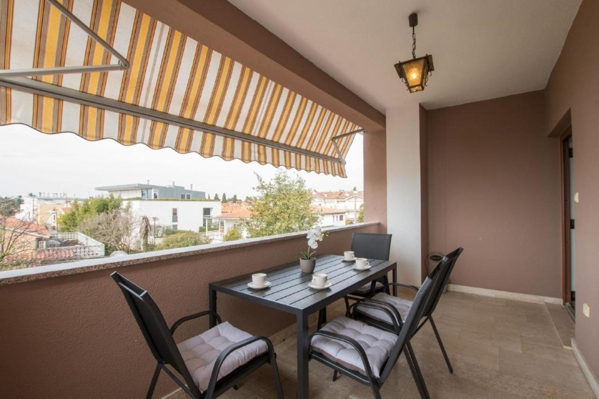 Neue In Mit Terrasse Apartman